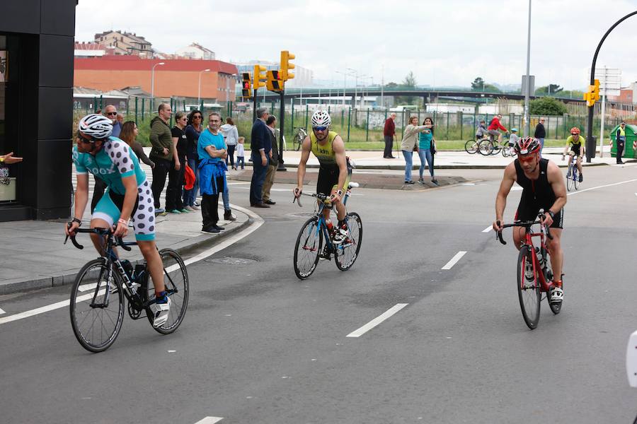 Un total de 450 deportistas se han dado cita en el Santander Triatlón Series, disputado en la zona de la playa de Poniente. Es una de las pruebas puntuables de la Liga del Academia Civil-CNSO.