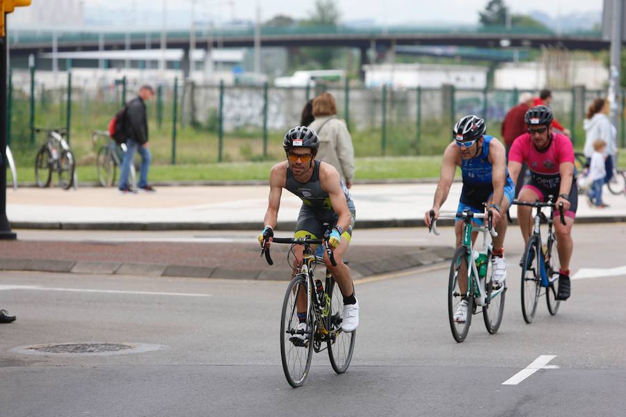 Un total de 450 deportistas se han dado cita en el Santander Triatlón Series, disputado en la zona de la playa de Poniente. Es una de las pruebas puntuables de la Liga del Academia Civil-CNSO.