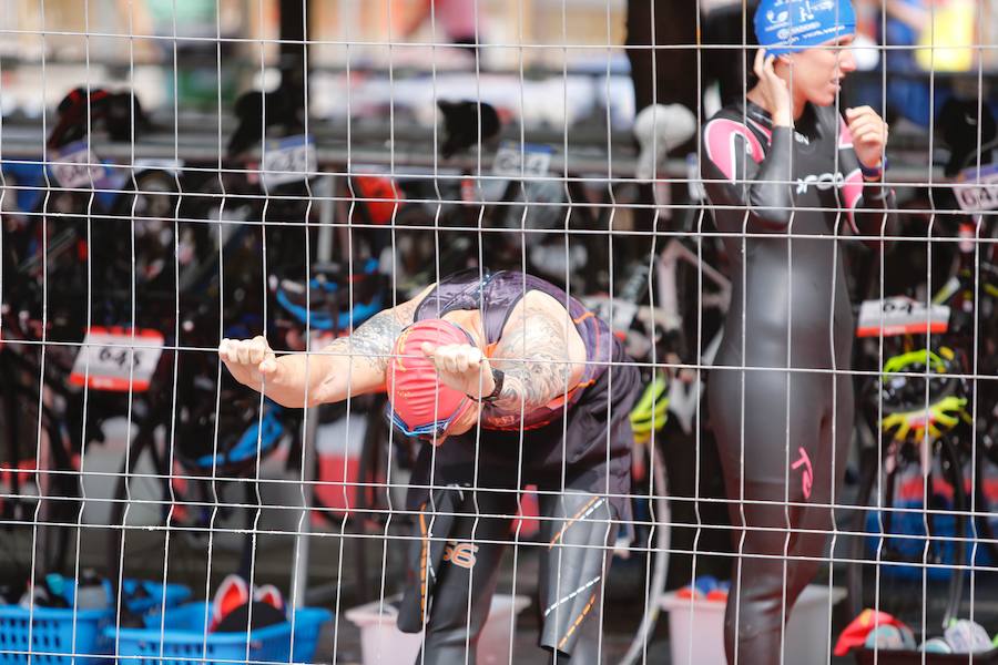 Un total de 450 deportistas se han dado cita en el Santander Triatlón Series, disputado en la zona de la playa de Poniente. Es una de las pruebas puntuables de la Liga del Academia Civil-CNSO.