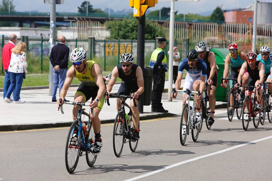 Un total de 450 deportistas se han dado cita en el Santander Triatlón Series, disputado en la zona de la playa de Poniente. Es una de las pruebas puntuables de la Liga del Academia Civil-CNSO.