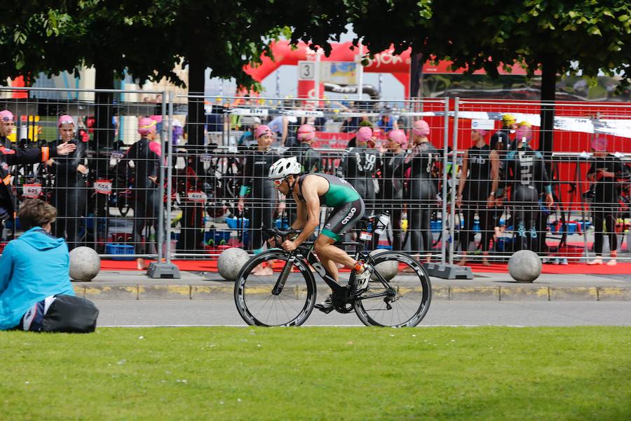 Un total de 450 deportistas se han dado cita en el Santander Triatlón Series, disputado en la zona de la playa de Poniente. Es una de las pruebas puntuables de la Liga del Academia Civil-CNSO.