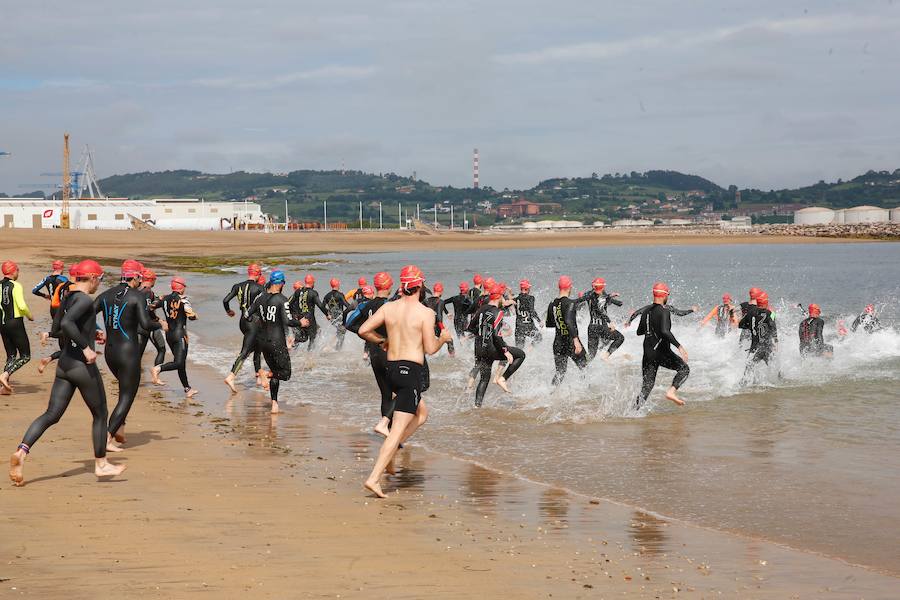 Un total de 450 deportistas se han dado cita en el Santander Triatlón Series, disputado en la zona de la playa de Poniente. Es una de las pruebas puntuables de la Liga del Academia Civil-CNSO.