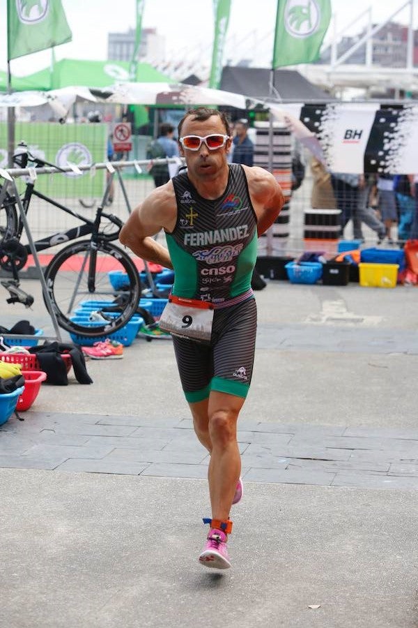 Un total de 450 deportistas se han dado cita en el Santander Triatlón Series, disputado en la zona de la playa de Poniente. Es una de las pruebas puntuables de la Liga del Academia Civil-CNSO.