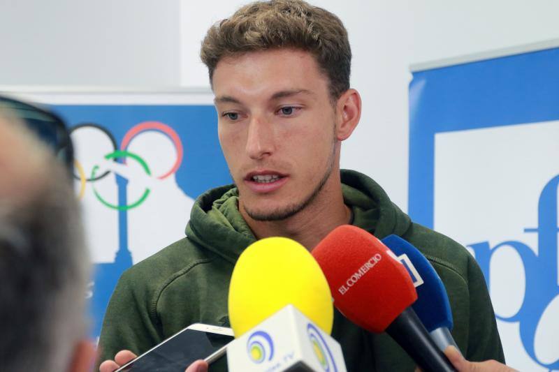 Fotos: Pablo Careño dona al Museo del Deporte de Mieres la raqueta y la camiseta con las que ganó en Winston Salem