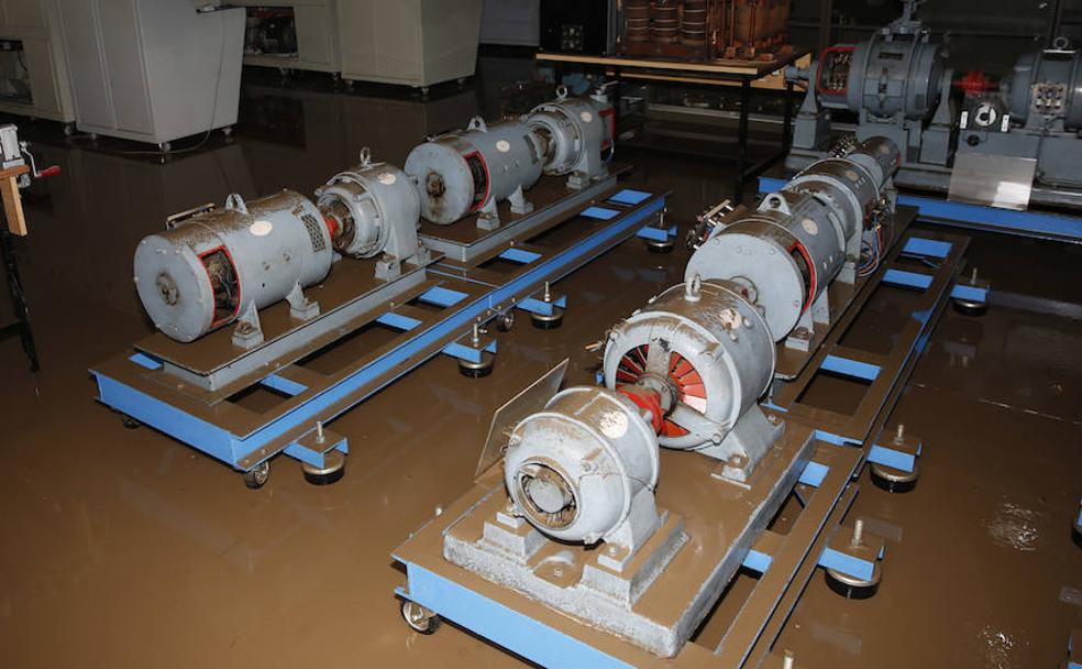 Laboratorio de la Escuela Politécnica de Ingeniería de Gijón, cubierto de agua.