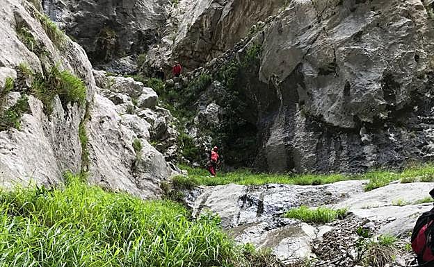 La excursionistavasca fallecida el sábado en la Ruta del Cares se tropezó con su propio bastón