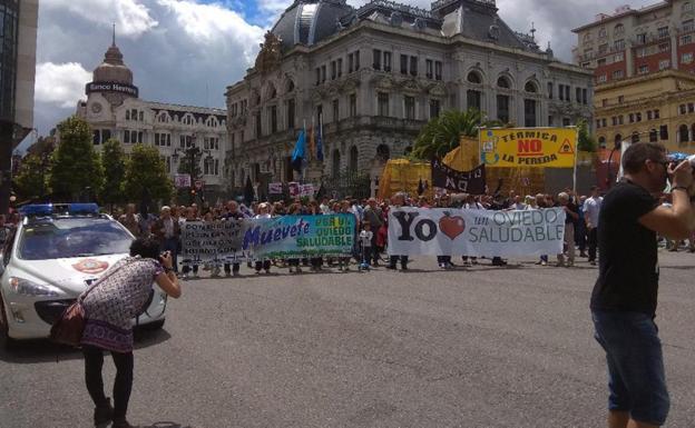 400 vecinos marchan entre Priorio y Oviedo para exigir un aire limpio
