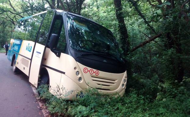 Un microbús escolar con 20 menores se sale de la calzada en Gozón sin causar heridos