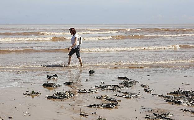 Suciedad en la playa de San Lorenzo, este lunes.