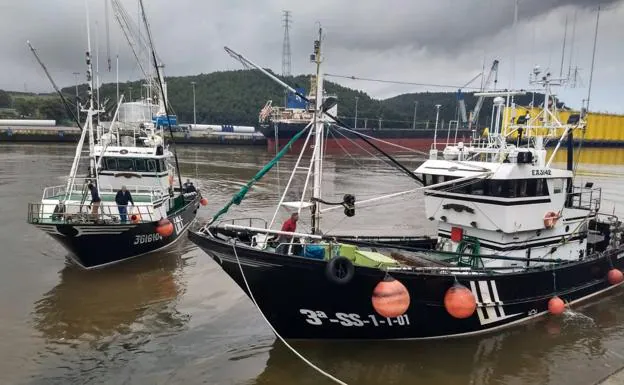 Los tres primeros barcos de la costera del bonito traen más de 7.000 kilos