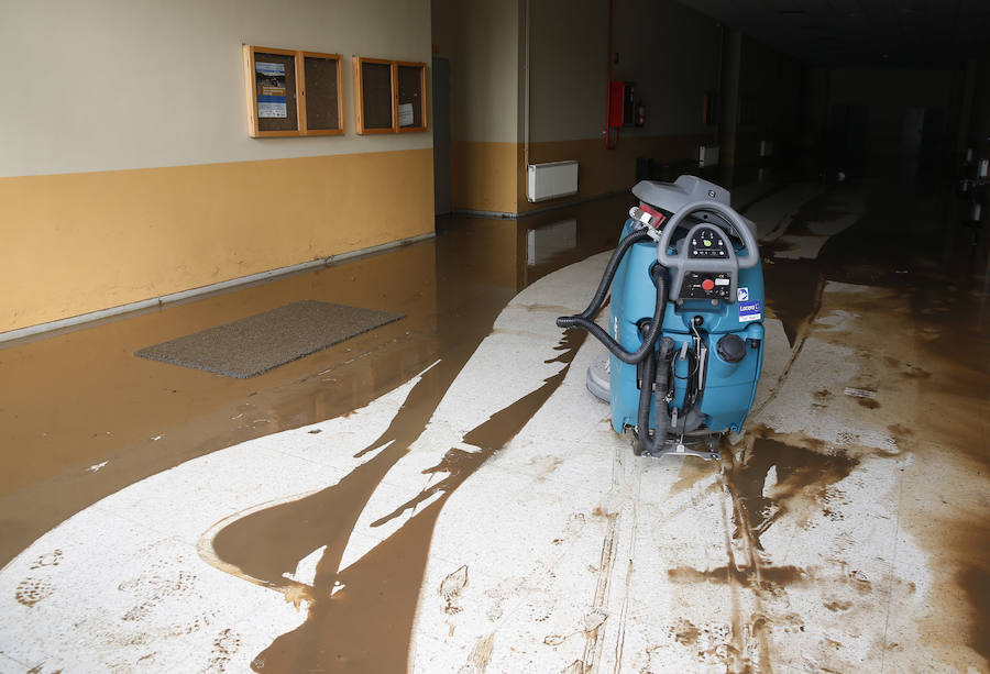 Han resultado afectados laboratorios, la cafetería y numerosas zonas comunes del centro de la Universidad de Oviedo