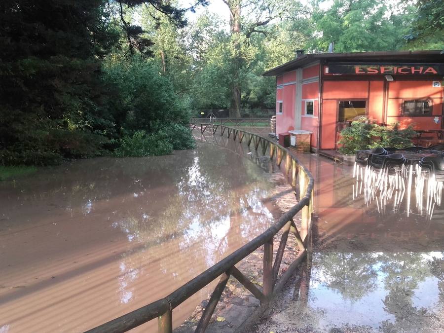 Numerosas zonas de la ciudad han registrado inundaciones e importantes daños tras las intensas lluvias registradas este fin de semana