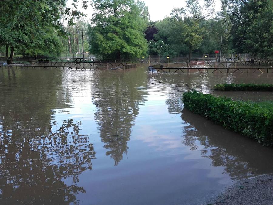 Numerosas zonas de la ciudad han registrado inundaciones e importantes daños tras las intensas lluvias registradas este fin de semana