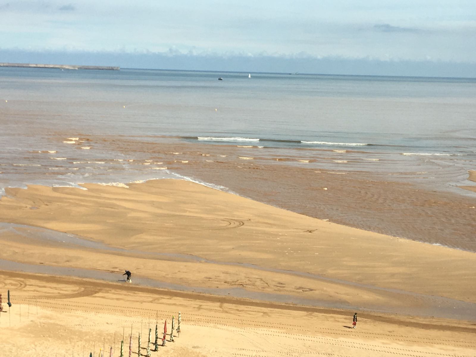 La Comisión de Seguimiento de la Playa ha cerrado la playa al baño nuevamente tras las lluvias caídas en la noche y la aparición de suciedad en el arenal esta mañana.