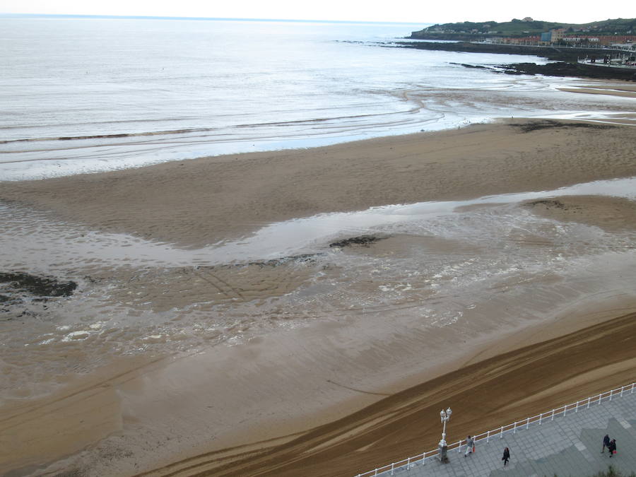 La Comisión de Seguimiento de la Playa ha cerrado la playa al baño nuevamente tras las lluvias caídas en la noche y la aparición de suciedad en el arenal esta mañana.