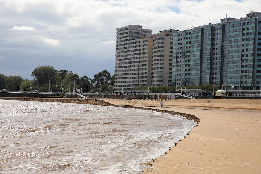 La Comisión de Seguimiento de la Playa ha cerrado la playa al baño nuevamente tras las lluvias caídas en la noche y la aparición de suciedad en el arenal esta mañana.