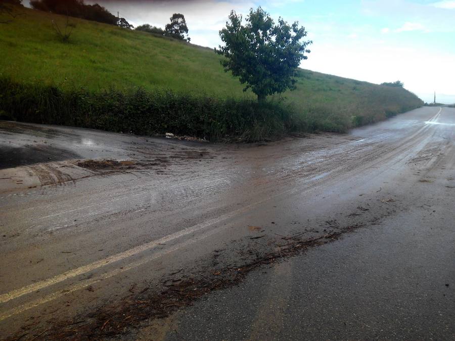 Las inundaciones anegaron varias calles del casco urbano y los comercios del centro de la localidad