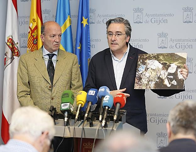 Pablo González muestra una foto del vertido en Viesques. 