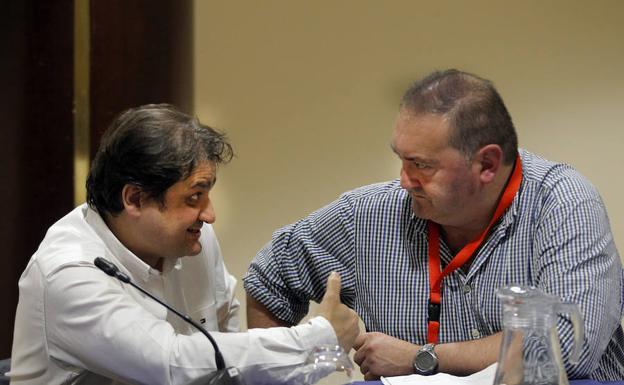 Alejandro Suárez y Ramón Argüelles, en una reunión de Izquierda Unida de Asturias. 