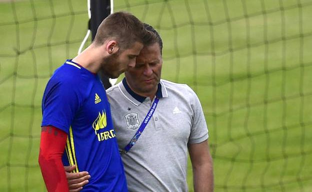 Imagen principal - El médico de la selección consuela a De Gea en la Eurocopa de 2016./ Efe. A continuación, Luis y Raúl acabaron enfrentados en 2006. Finalmente, Cesc se quejó de su suplencia con Del Bosque en Brasil.