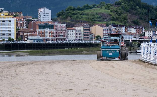 Ribadesella. La limpieza diaria de Santa Marina evita problemas en la playa.