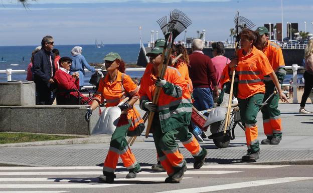 Operarios de Emulsa.