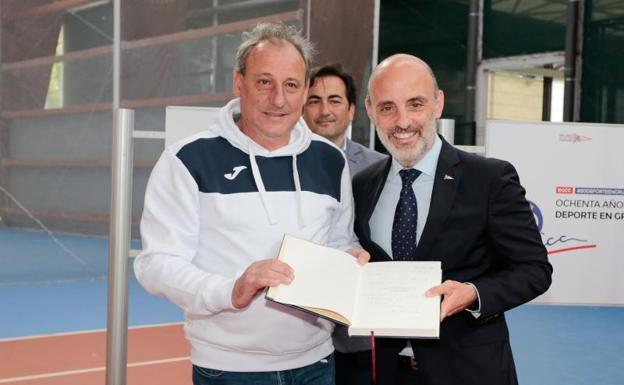 Fermín Cacho con Antonio Corripio, tras firmar en el libro de honores del Grupo.