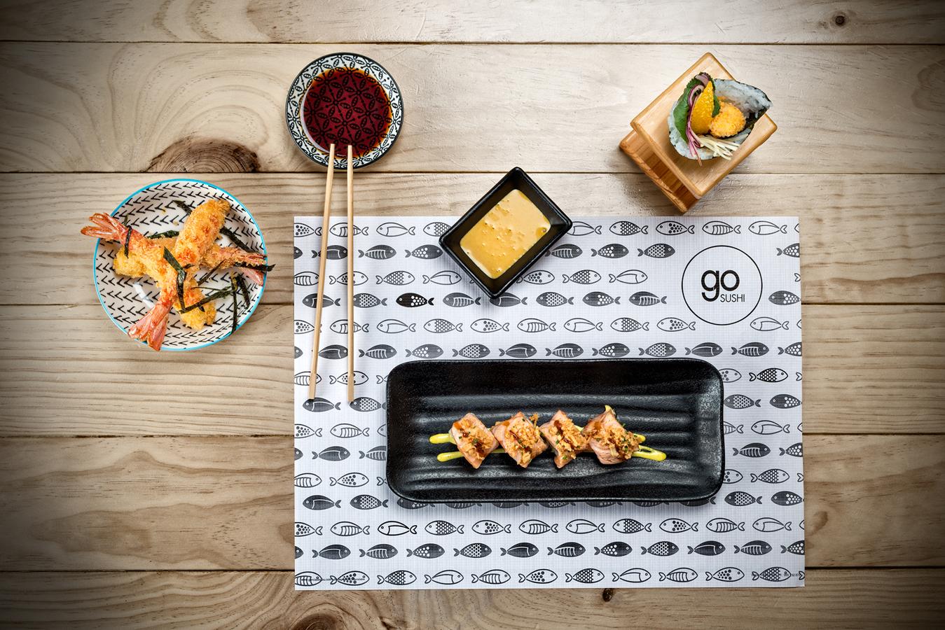 Gambones XL, uramaki de salmón flameado y temaki de gambón del restaurante  Go Sushi