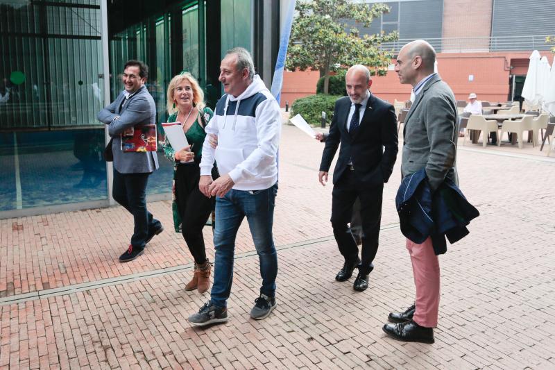 El exatleta olímpico Fermín Cacho ha participado en la presentación del nuevo material deportivo que lucirán los deportistas del Grupo Covadonga a partir de la próxima temporada.