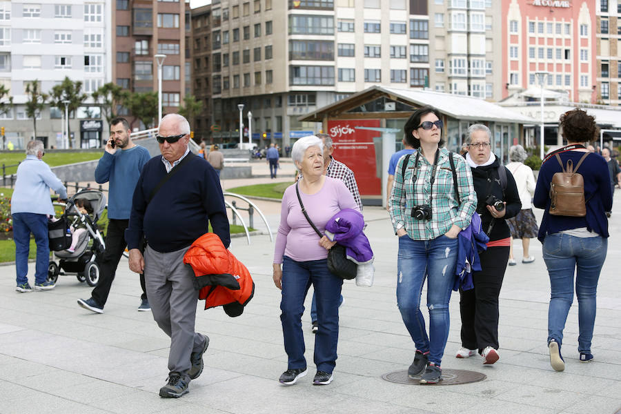 Las banderas amarilla y verde que luce la playa y la buena temperatura ya ha animado a algunas personas a pegarse un baño en el Cantábrico. 