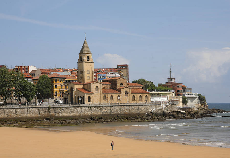 Las banderas amarilla y verde que luce la playa y la buena temperatura ya ha animado a algunas personas a pegarse un baño en el Cantábrico. 