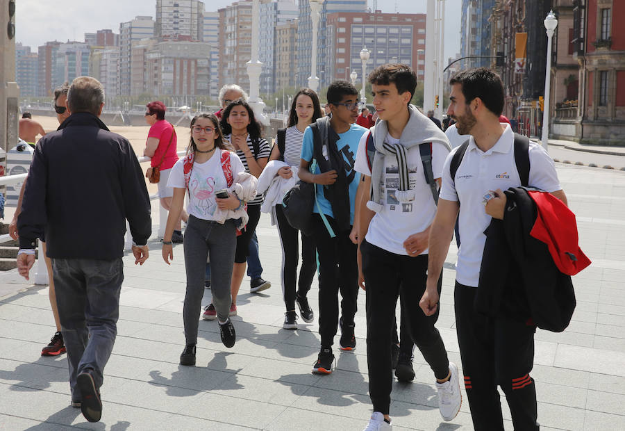 Las banderas amarilla y verde que luce la playa y la buena temperatura ya ha animado a algunas personas a pegarse un baño en el Cantábrico. 