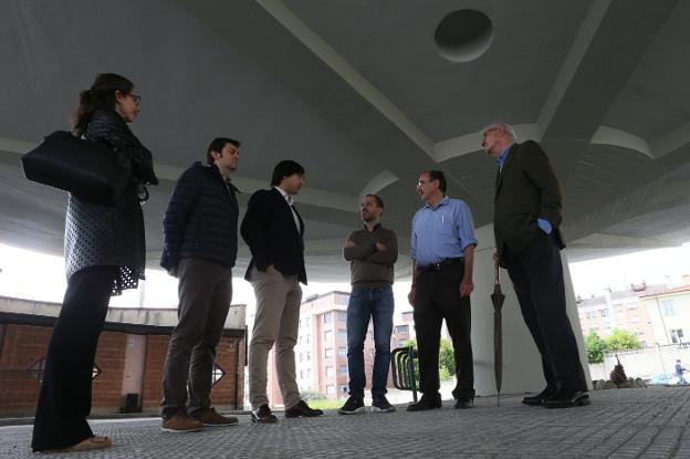 La arquitecta municipal María José Fernández; el ingeniero municipal Juan Antonio Freije; el ingeniero Albert de la Fuente; el alcalde de Siero, Ángel García; el arquitecto Robert Brufau; y el arquitecto municipal Benito Díaz, durante la visita al paraguas. 