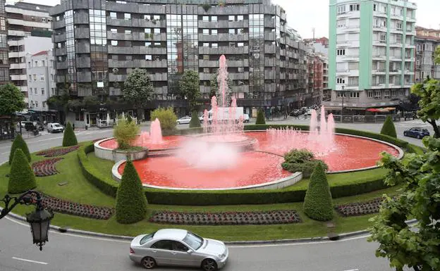 Las fuentes de Oviedo se tiñen de rojo