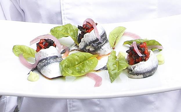 Ensalada de boquerones rellenos de pimiento rojo y aceituna negra con guacamole de pepino