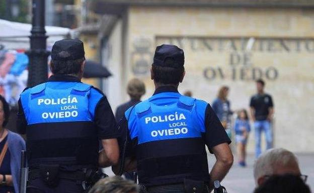 La Policía reprende a una pareja «en actitud cariñosa» en San Pedro Mestallón