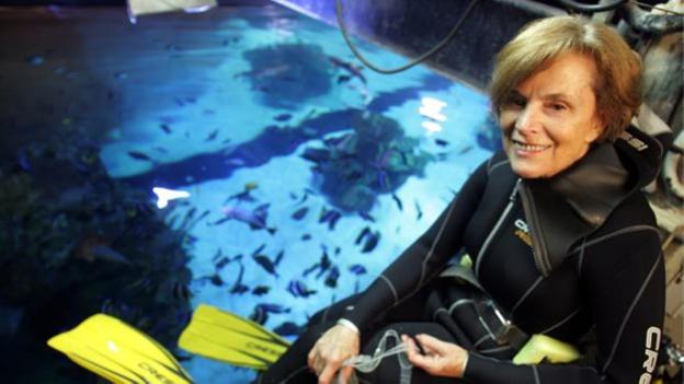 Sylvia A. Earle, a punto de sumergirse en su elemento natural. 