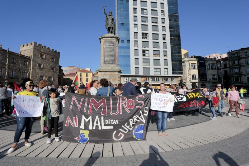 La manifestación, que comenzó pasadas las 19:30 horas en la Plaza del Marqués, recorrió parte de los muelles del puerto donde están atracados los barcos Al Awda (El Retorno) y Freedom (Libertad), en los que viajan activistas de varios países y continentes