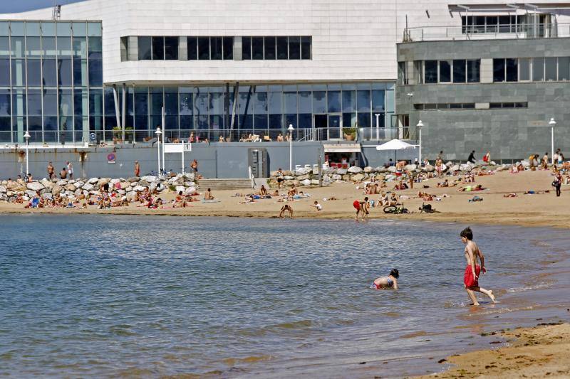 La playa de San Lorenzo llegará «en perfecto estado» al fin de semana, anticipa el Ayuntamiento, que ayer izó las banderas verde y amarilla