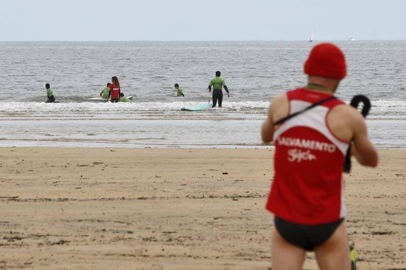 La playa llegará «en perfecto estado» al fin de semana, anticipa el Ayuntamiento, que ayer izó las banderas verde y amarilla