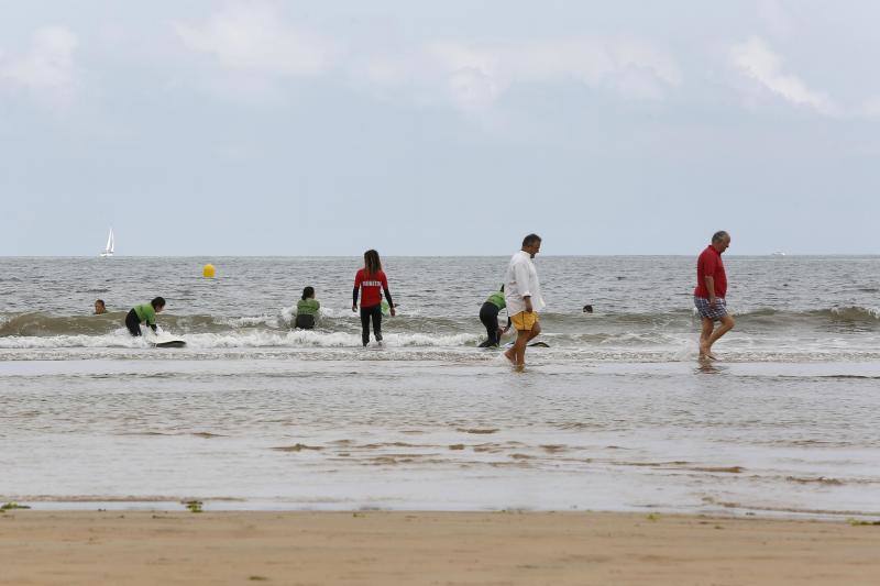 La playa llegará «en perfecto estado» al fin de semana, anticipa el Ayuntamiento, que ayer izó las banderas verde y amarilla