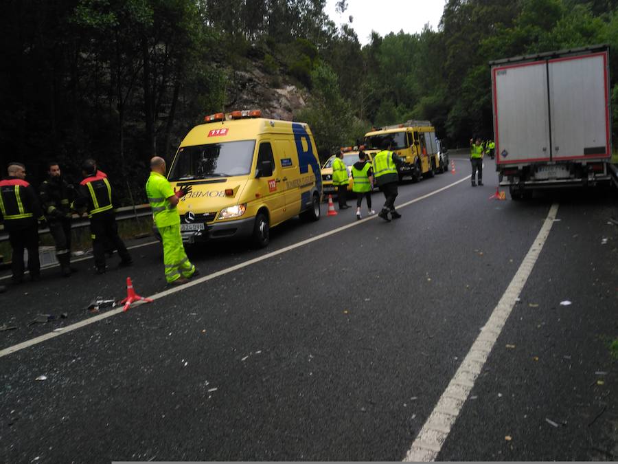 El suceso se produjo en la N-640 al colisionar un turismo con un camión. 