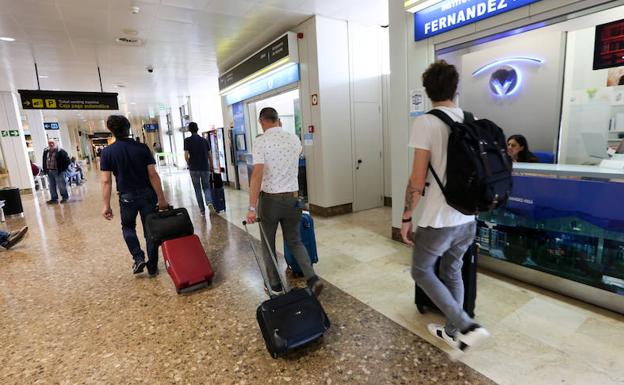 Viajeros, en el Aeropuerto de Asturias. 