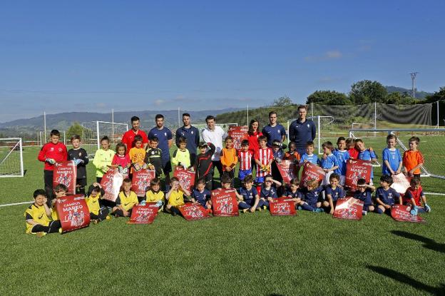 Varios niños del equipo pro-fútbol de la Escuela de Mareo, en la puesta de largo de una nueva edición. 