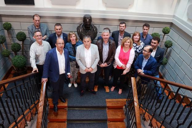 Los alcaldes de las comarcas mineras que participaron ayer en la reunión de Acom en el Ayuntamiento de Mieres. 