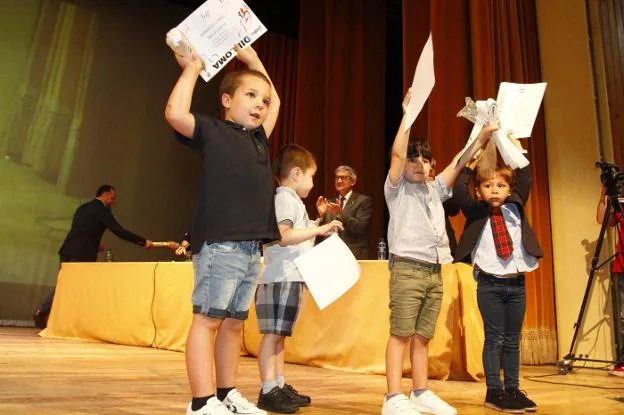 Varios niños con sus diplomas. :: PATRICIA BREGÓN