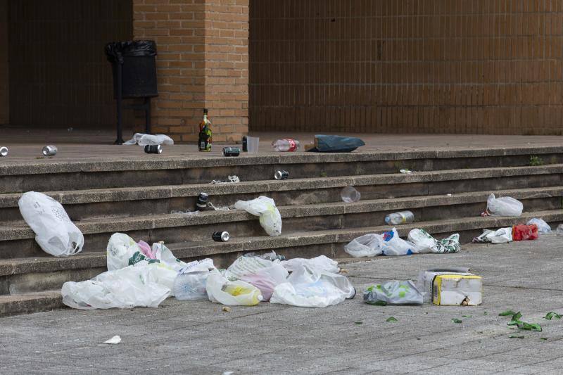 Fotos: Restos del botellón en la Escuela de Marina Civil de Gijón