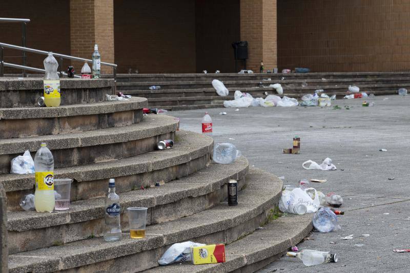 Fotos: Restos del botellón en la Escuela de Marina Civil de Gijón