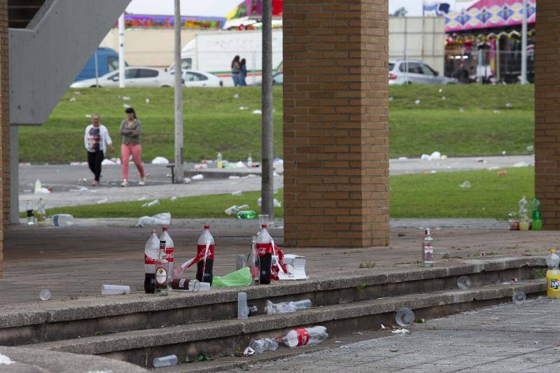 Fotos: Restos del botellón en la Escuela de Marina Civil de Gijón