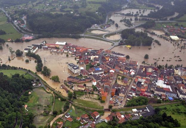 Vista aérea de Arriondas con sus calles anegadas el 16 de junio de 2010. 